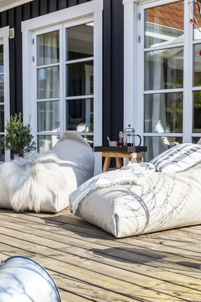zitzakken voor op het terras