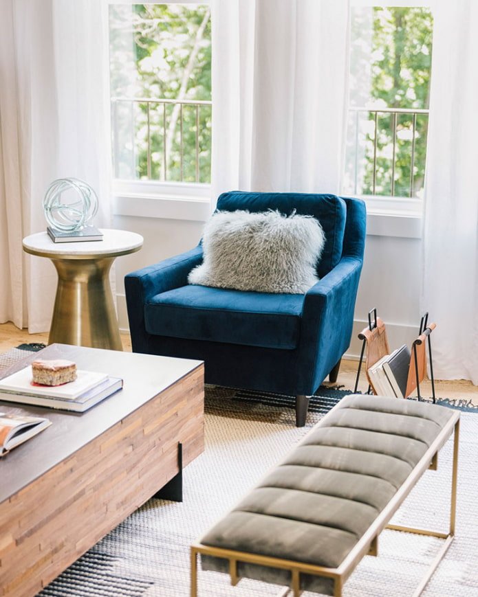 blauwe fauteuil in het interieur