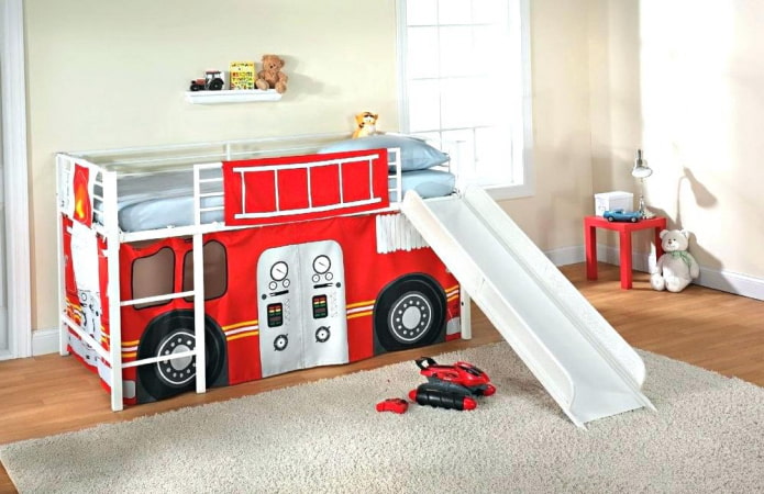 bed in de vorm van een auto