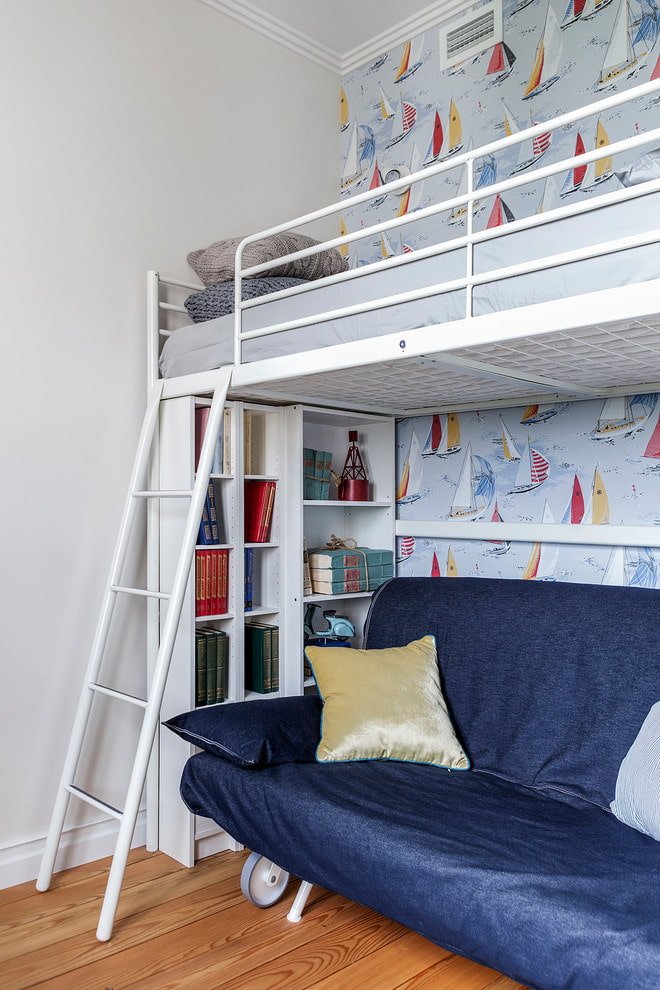 hoogslaper met trap in een kinderkamer in nautische stijl