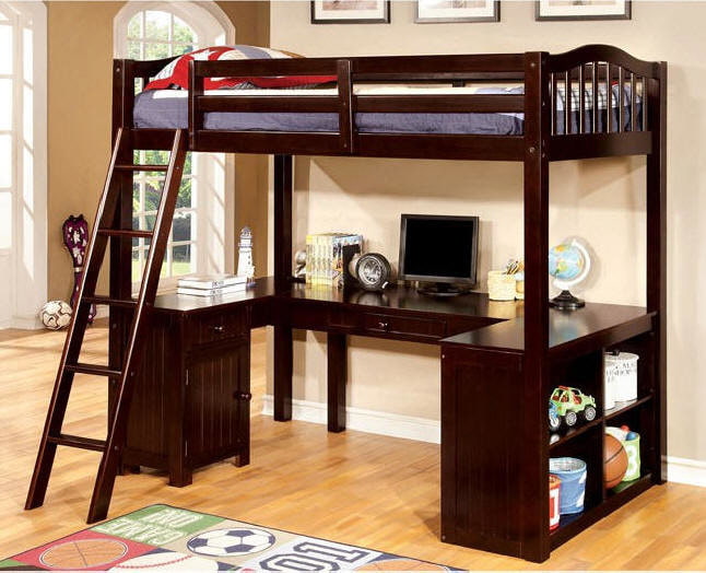 bruin bed in de kinderkamer