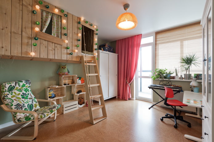 bed in de vorm van een huis in een meisjeskamer