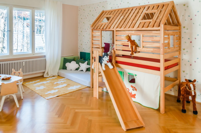 bed in de vorm van een huis met trap in de kinderkamer