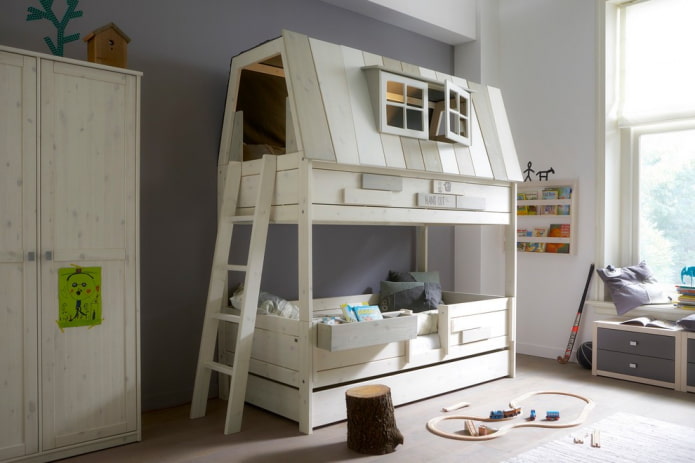 stapelbed in de vorm van een huis in de kinderkamer