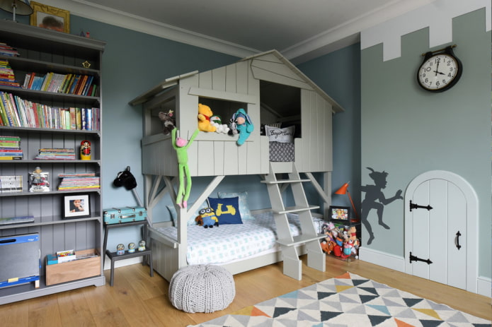 stapelbed in de vorm van een huis in de kinderkamer