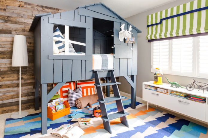 bed in de vorm van een huis met een ladder in de kinderkamer
