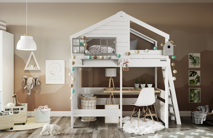bed in de vorm van een huis met een werkplek in de kinderkamer