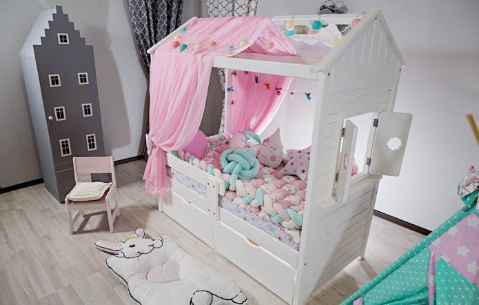 huisvormig bed in een kinderkamer
