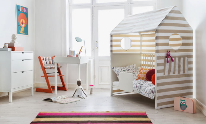 bed in de vorm van een huis in de kinderkamer