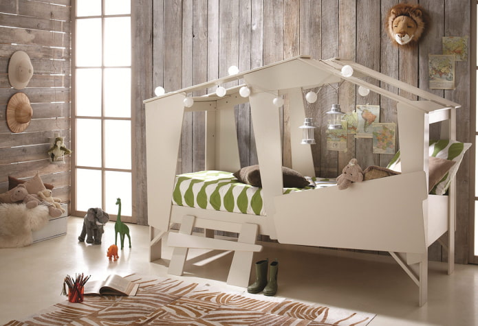 bed in de vorm van een huis in de kinderkamer