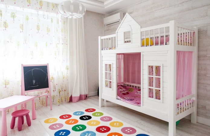 bed in de vorm van een huis in een meisjeskamer