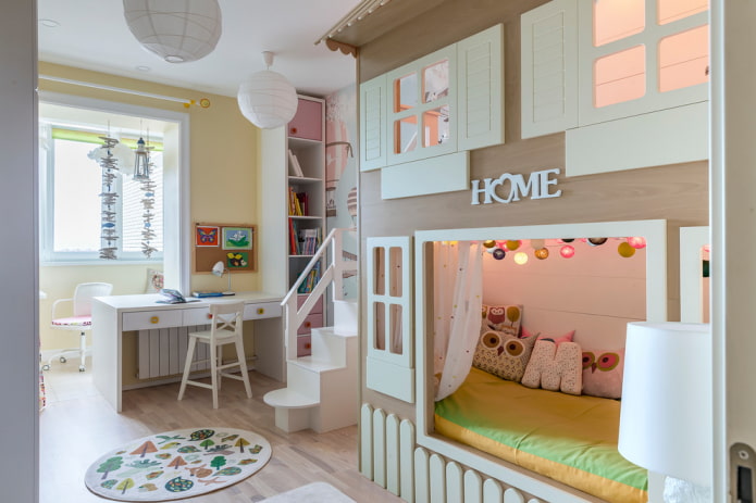 bed in de vorm van een huis in een meisjeskamer