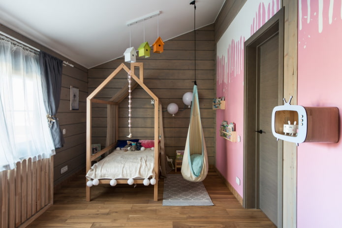 bed in de vorm van een huis in een meisjeskamer