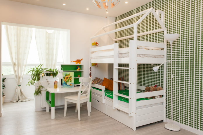 huisvormig bed in een kinderkamer
