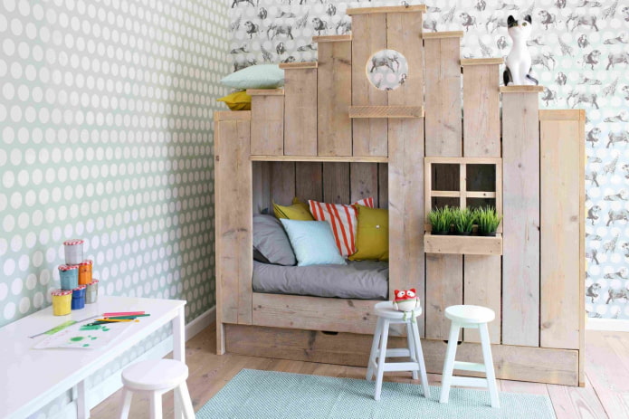een bed in de vorm van een huis in een kinderkamer