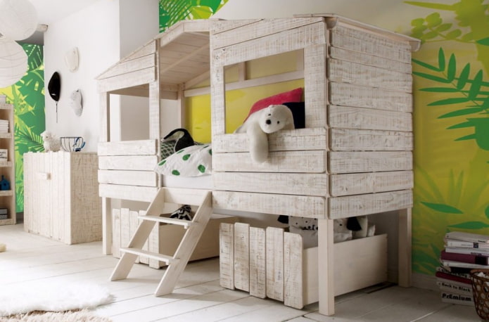 bed in de vorm van een huis in de kinderkamer