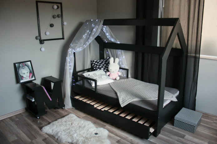 bed in de vorm van een huis in de kinderkamer