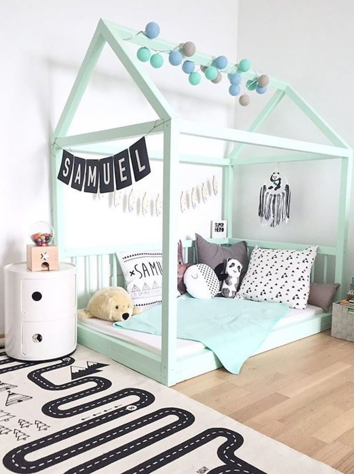 huisvormig bed in een kinderkamer