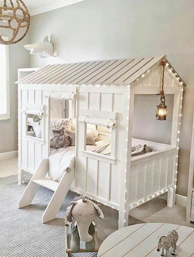 huisvormig bed in een kinderkamer