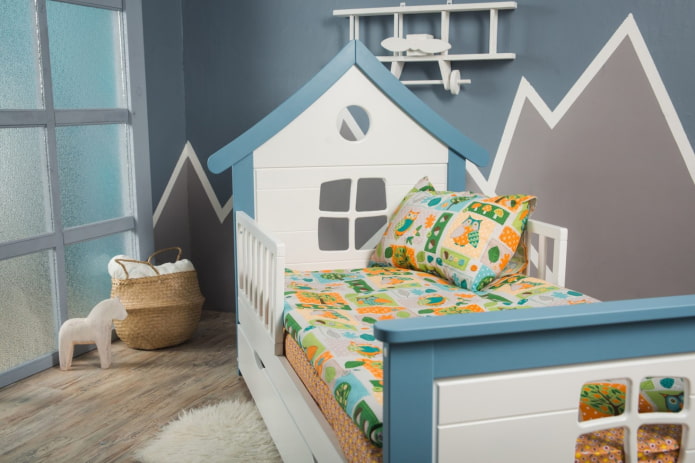 een bed in de vorm van een huis met zijkanten in een kinderkamer