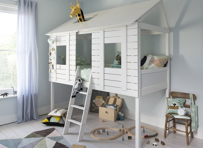 een bed in de vorm van een huis met speelgedeelte in de kinderkamer