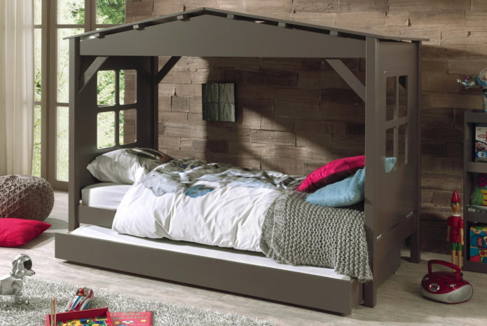 huisvormig bed in een kinderkamer