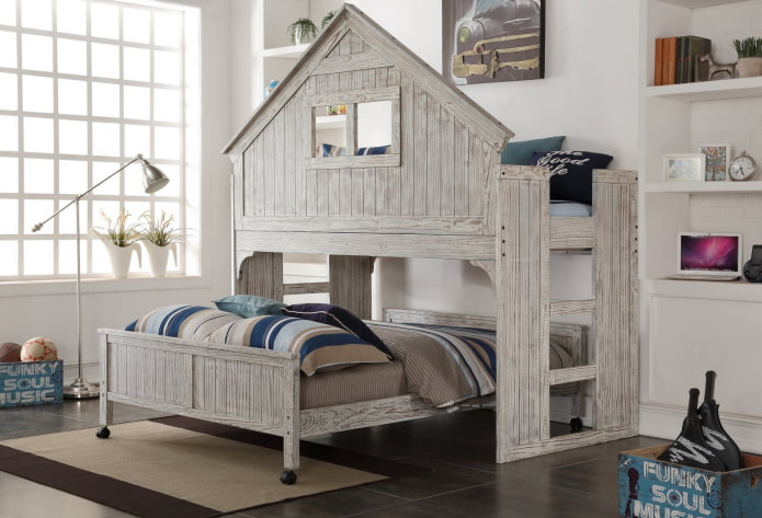 grijs bed in de vorm van een huis in een kinderkamer