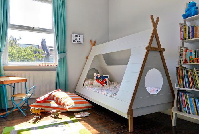 bed in de vorm van een tipi in een kinderkamer voor een jongen