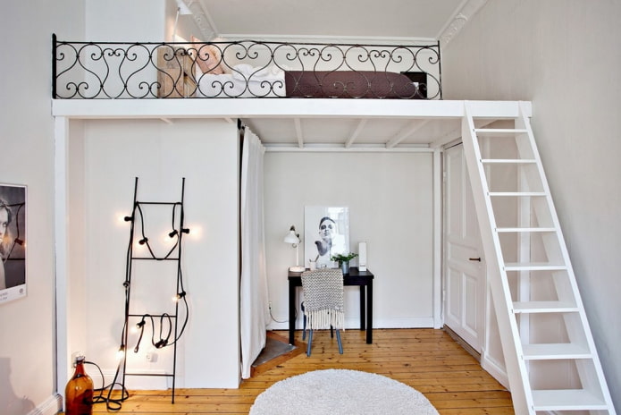 bed boven het plafond in de slaapkamer