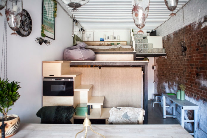 bed boven het plafond in de woonkeuken