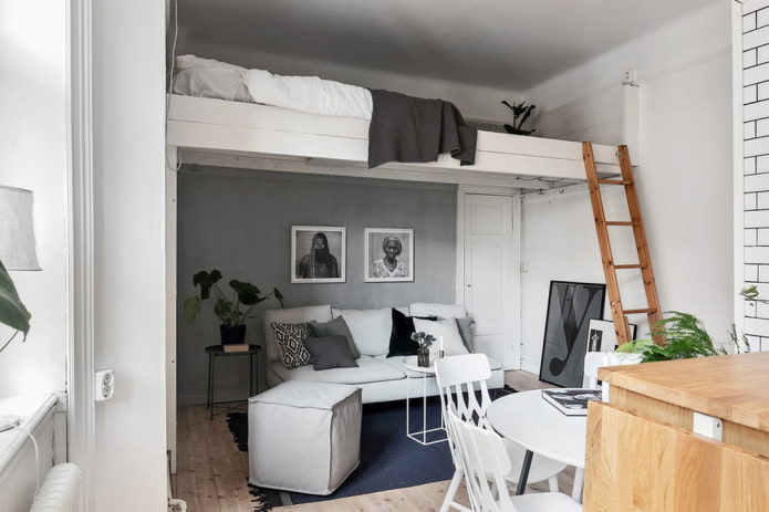 bed boven het plafond in de woonkamer