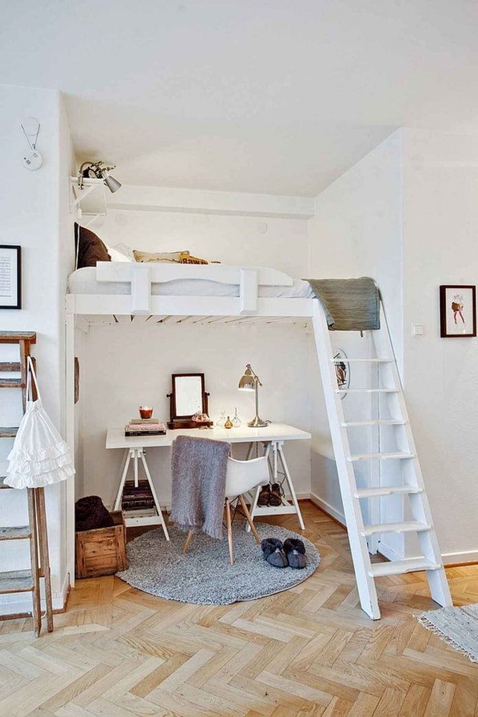 bed boven het plafond in de slaapkamer