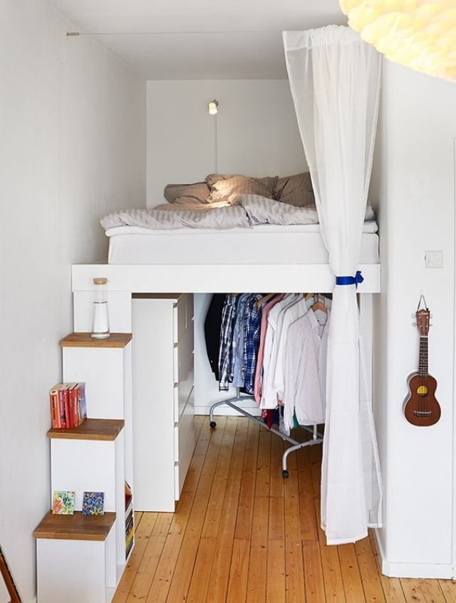 bed boven het plafond in de slaapkamer