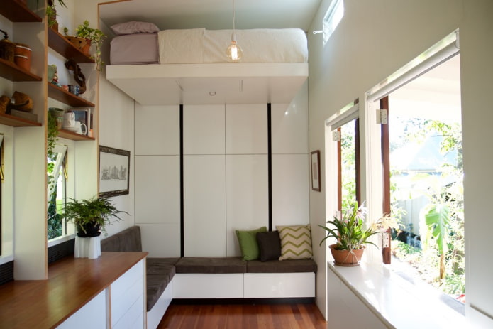 bed onder het plafond in een moderne stijl