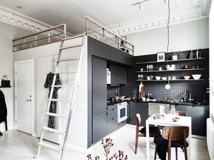 bed boven het plafond in de woonkeuken