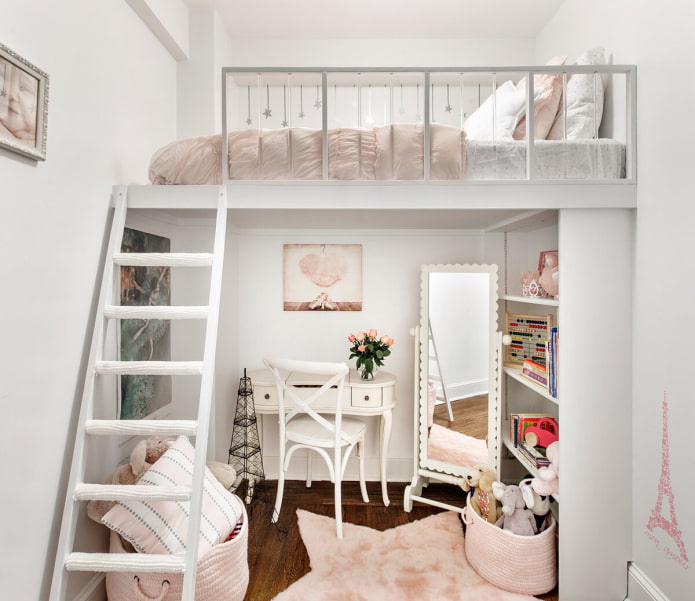bed op de tweede verdieping in de kinderkamer