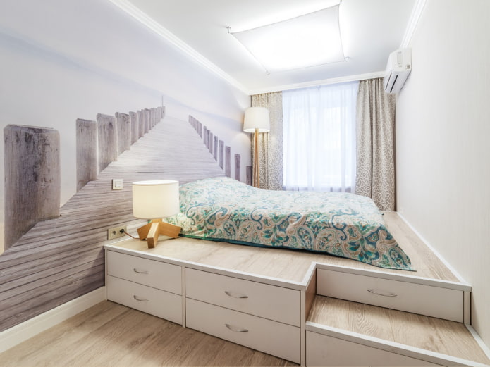 een podiumbed in het interieur plaatsen