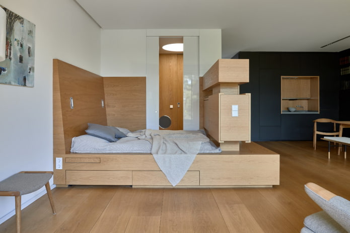 bed op een podium in een studio-appartement