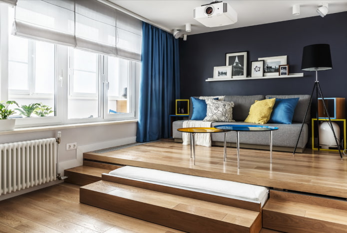 podium met uitschuifbaar bed in het interieur