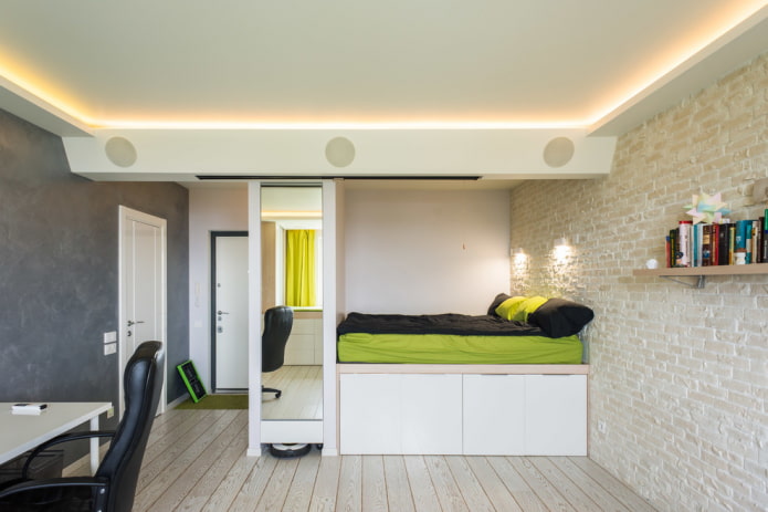 een podiumbed in het interieur plaatsen