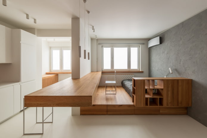 bed op een podium in een studio-appartement