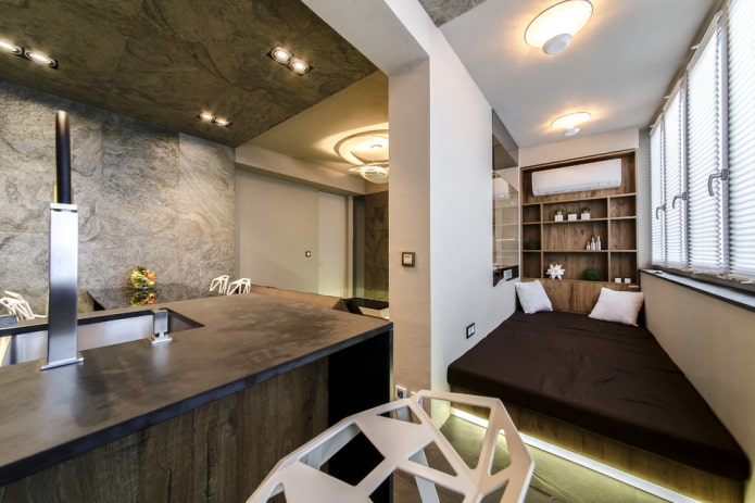 bed op een podium op het balkon