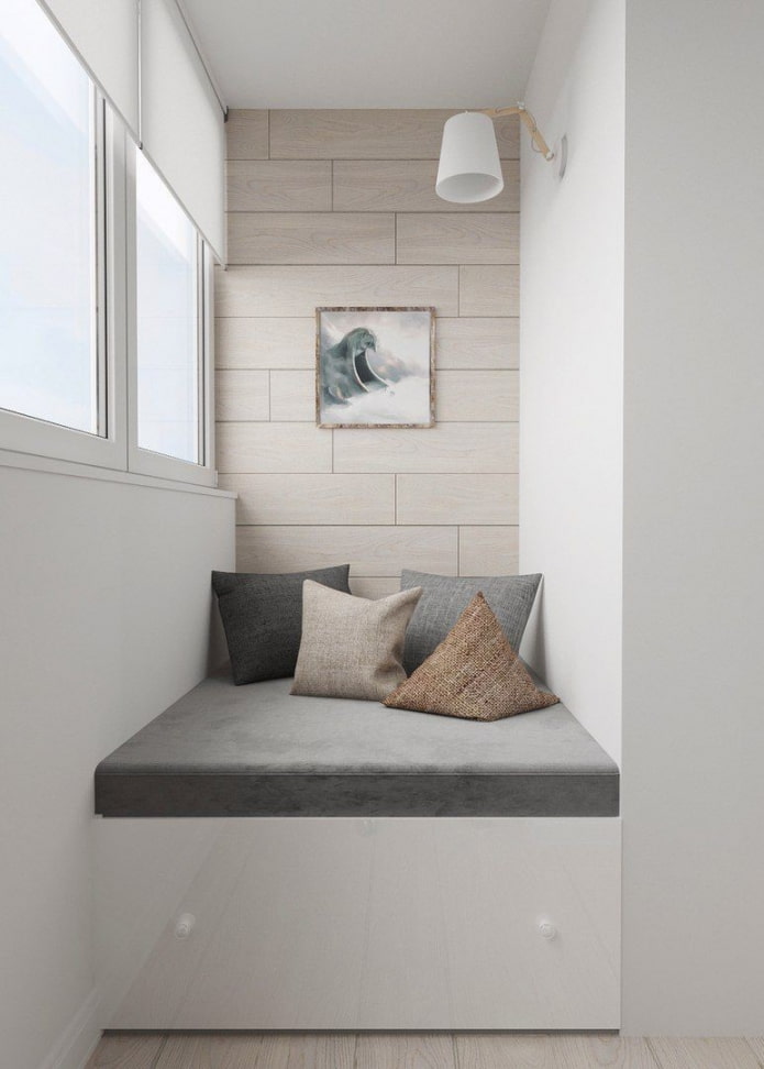 bed op een podium op het balkon