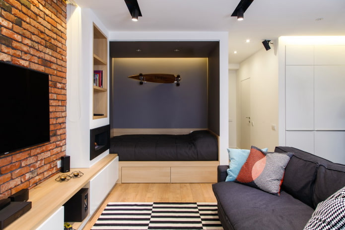 bed op een podium in een studio-appartement