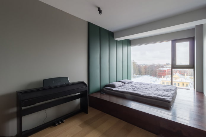 een podiumbed in het interieur plaatsen