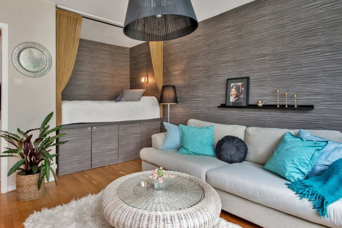 een podiumbed in het interieur plaatsen