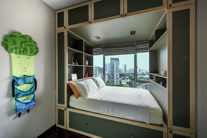 een podiumbed in het interieur plaatsen