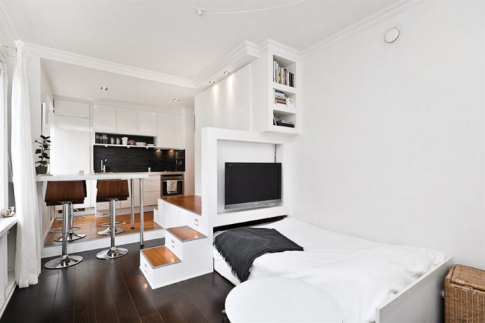 bed op een podium in het keukeninterieur