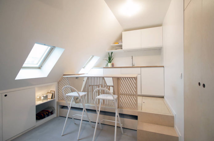 bed op een podium in het keukeninterieur