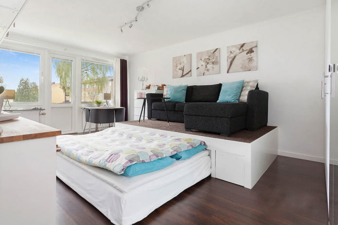 bed op een podium in het interieur van de woonkamer